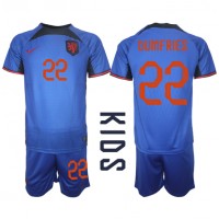 Otroški Nogometni dresi Nizozemska Denzel Dumfries #22 Gostujoči SP 2022 Kratek Rokav (+ Kratke hlače)